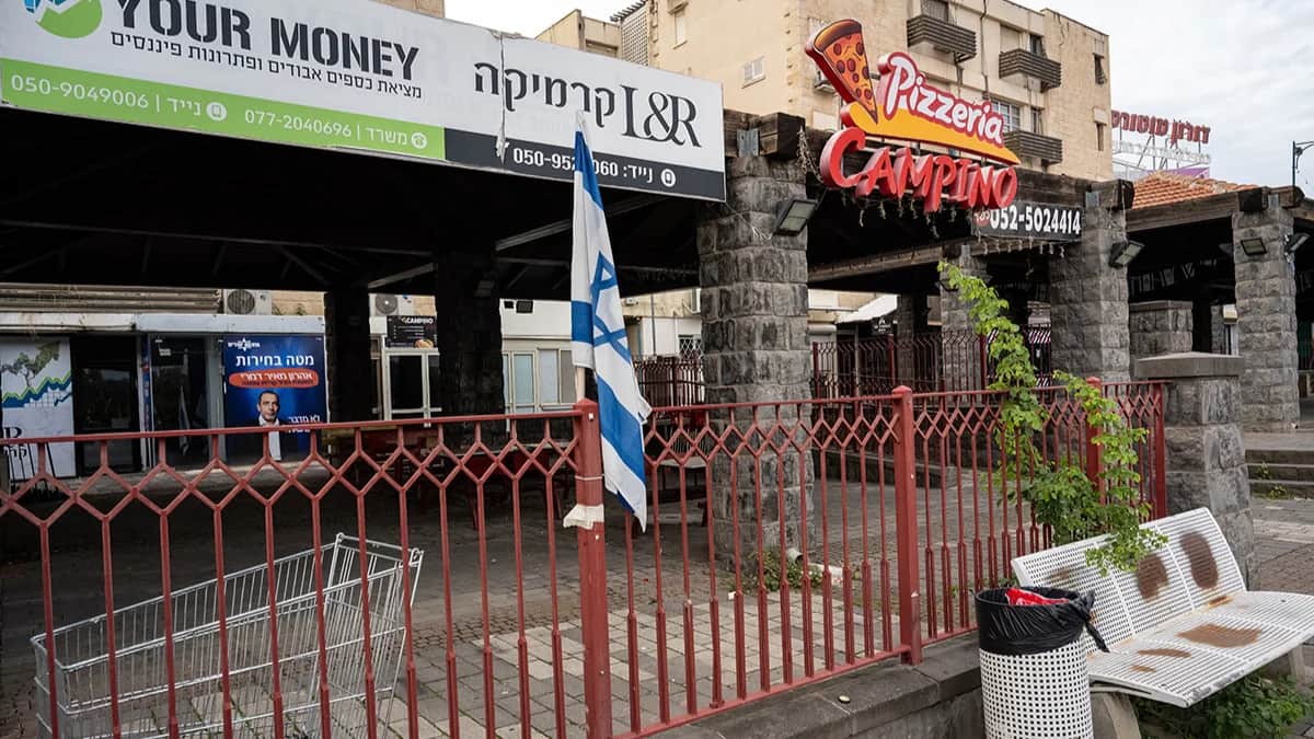 Крупнейший город на севере Израиля превратился в пустой город-призрак после двух месяцев ежедневных военных обменов и взаимных атак Хезболлы и израильских войск 8 декабря 2023 года в Кирьят-Шмоне. Фото: Scott Peterson / Getty Images