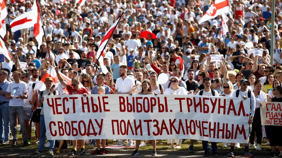 Участники акции протеста, требующие отставки Александра Лукашенко и освобождения политических заключенных, в Минске, Беларусь, 16 августа 2020 года. Фото: Василий Федосенко / Reuters / Scanpix / LETA