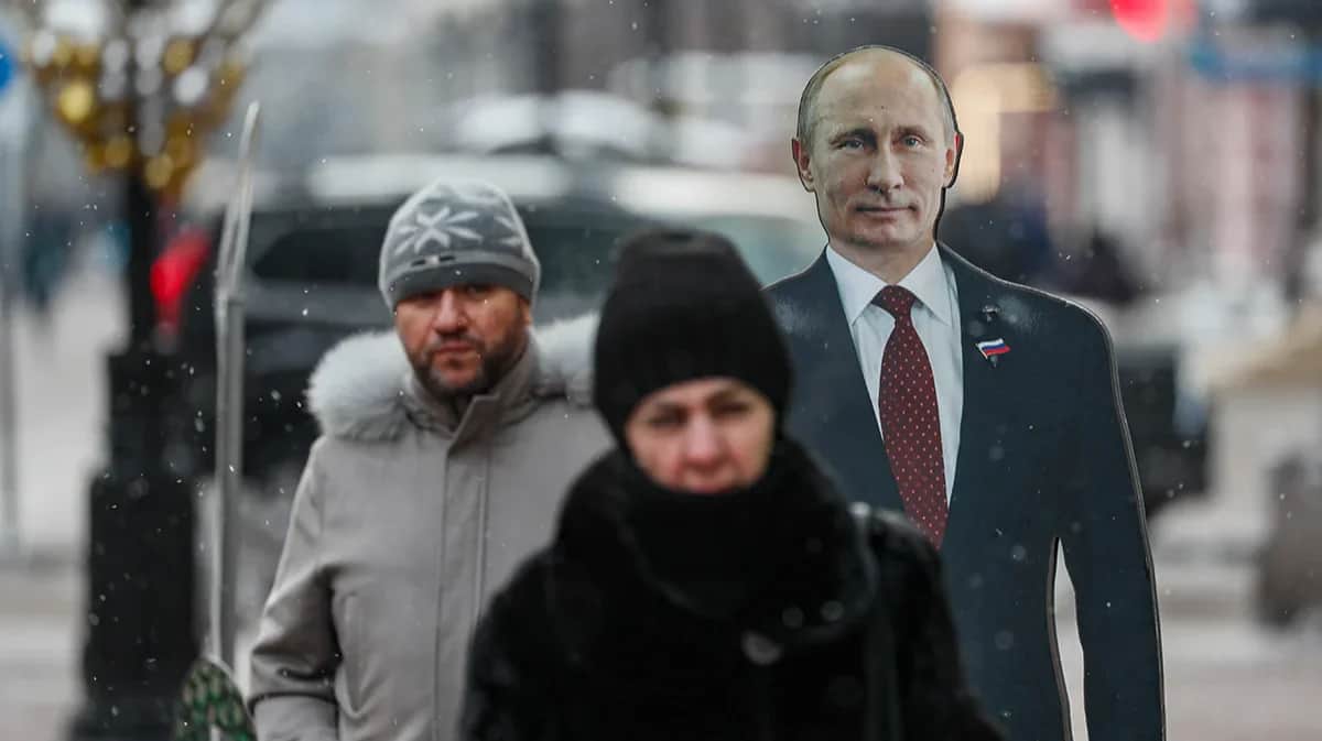 Cardboard cut-out of Russian President Vladimir Putin in central Moscow. Photo: Yuri Kochetkov / EPA-EFE