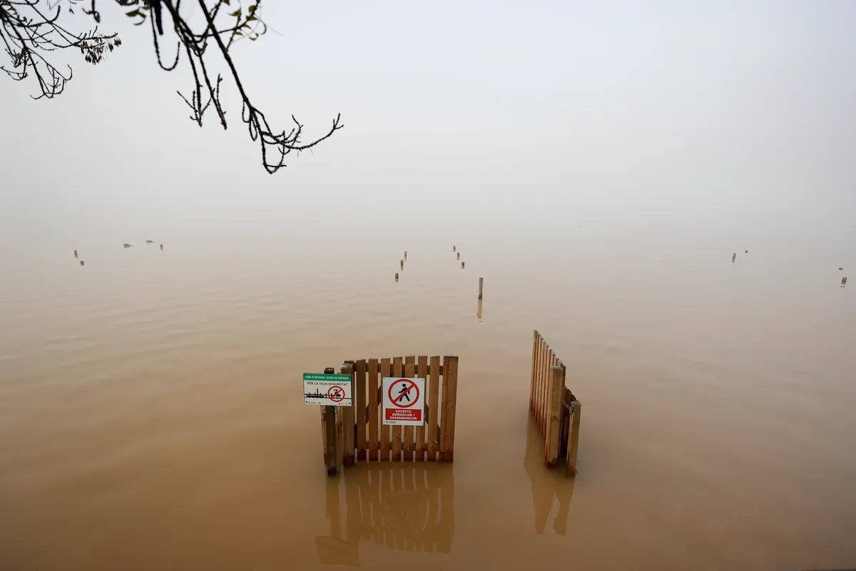 Затопленный пирс после дождей, Валенсия, 30 октября 2024 года. Фото: Manuel Bruque / EPA-EFE