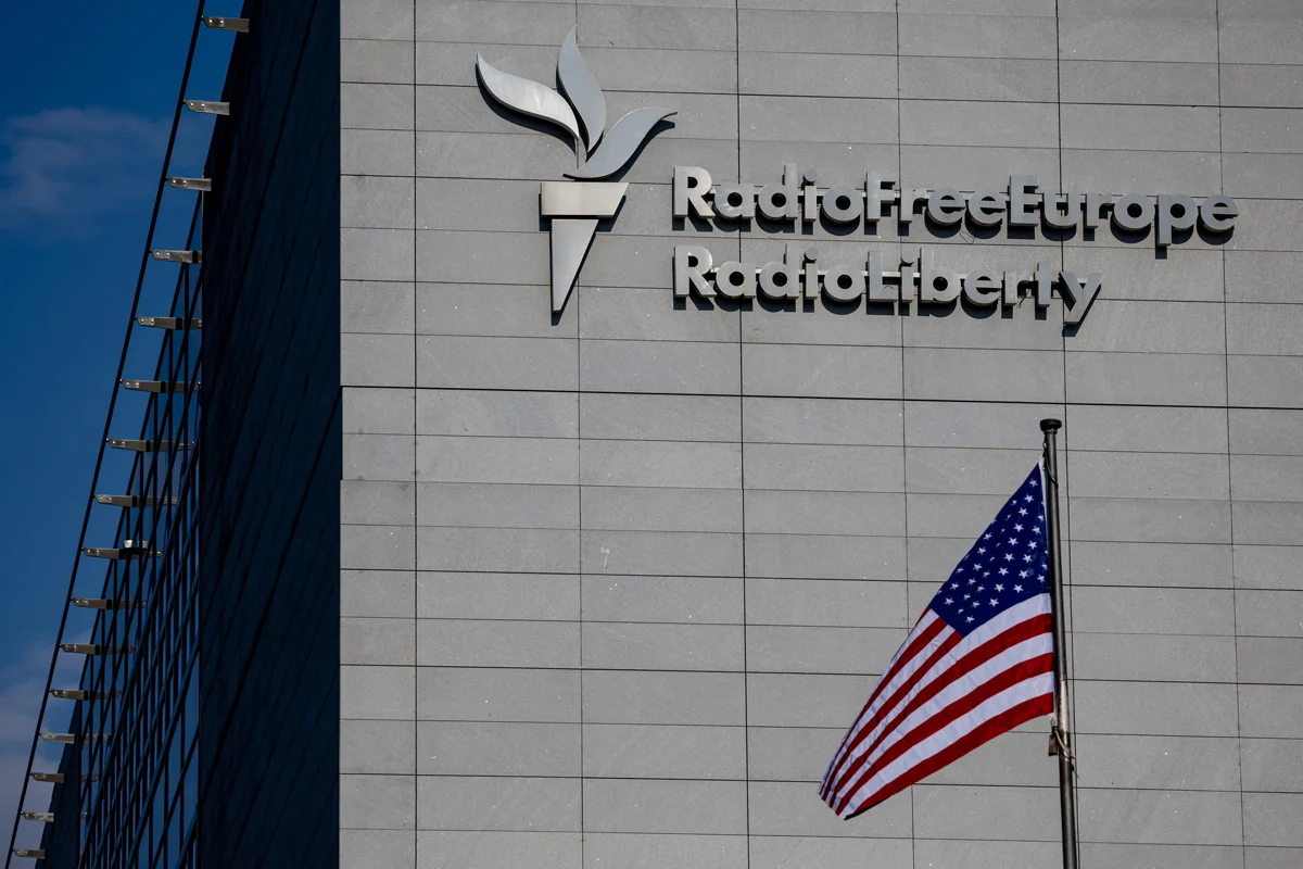 Флаг США перед офисом «Радио Свобода» в Праге, 10 февраля 2025 года. Фото: Martin Divisek / EPA