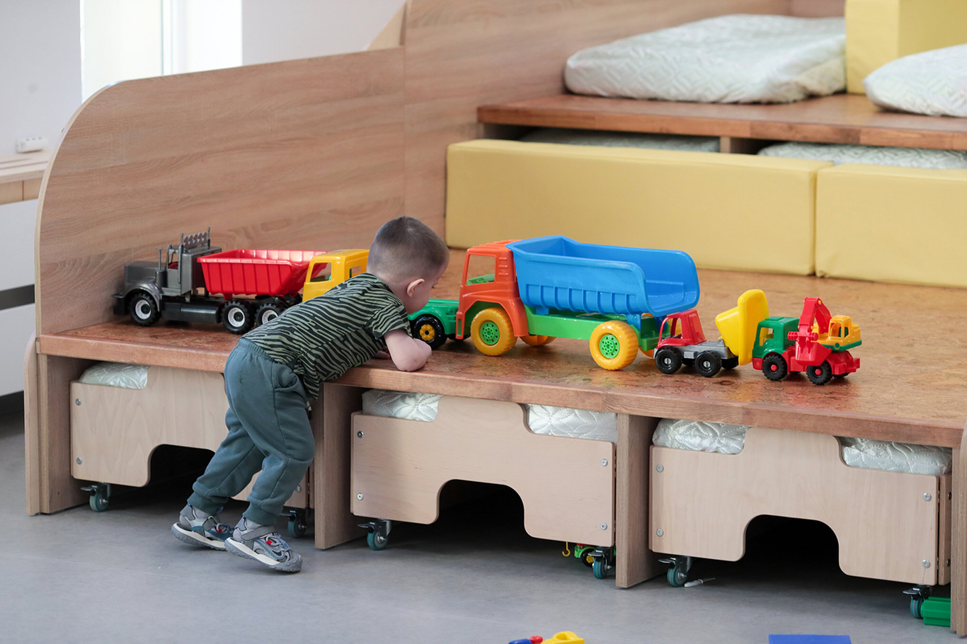 A kindergartener plays with toys in Moscow, 2025. Photo: Vasily Kuzmichyonok / Agentstvo Moskva