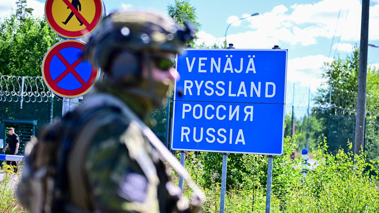 Сотрудник спецподразделения Пограничной службы Финляндии у закрытого перехода с Россией, Виролахти, Финляндия, 16 июля 2026 года. Фото: Sebastian Christoph Gollnow / dpa / Scanpix / LETA