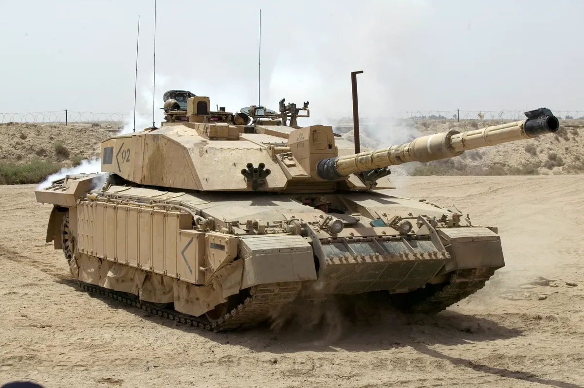 Боевой танк Challenger 2 в Ираке, 2003 год. Фот: <a href="https://commons.wikimedia.org/w/index.php?curid=26921368">Wikimedia Commons</a>, Graeme Main/MOD, OGL v1.0