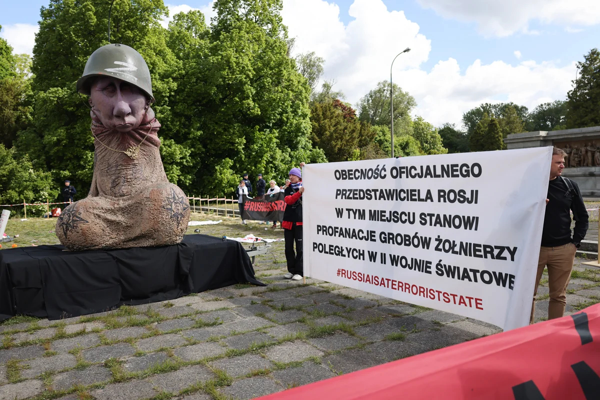 Акция протеста во время церемонии возложения венков у мемориала советских солдат в Варшаве, 9 мая 2025 года. Фото: Albert Zawada / EPA