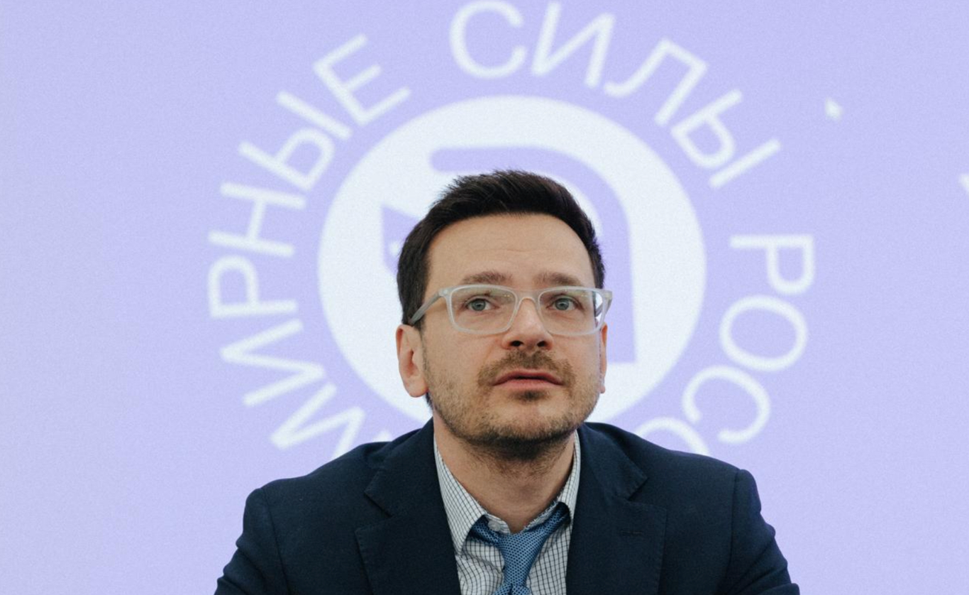 Ilya Yashin framed by the new party’s logo. Photo: Telegram / yashin_russia