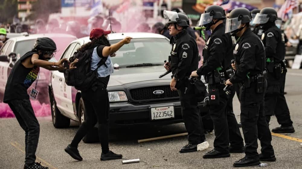 Протестующие BLM (Black Lives Matter) и полиция Лос-Анджелеса, США, 21 августа 2020 года. Фото: EPA-EFE/ETIENNE LAURENT