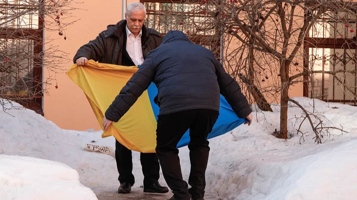 Staff at the Ukrainian consulate in St. Petersburg lower the Ukrainian flag for the last time on 2 March 2022. Photo: Valya Egorshin / NurPhoto / Shutterstock / Vida Press