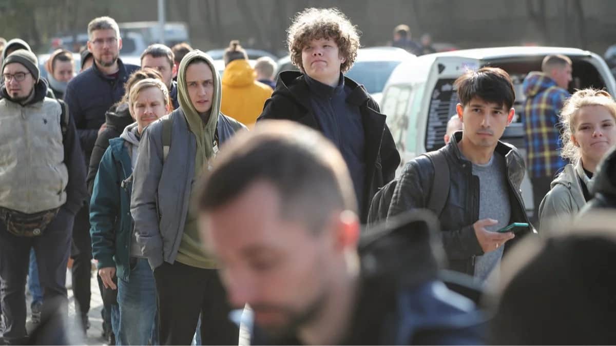 Россияне в очереди в центре обслуживания населения в Алматы, Казахстан, 3 октября 2022 года. Фото: Павел Михеев / Reuters / Scanpix / LETA<br>