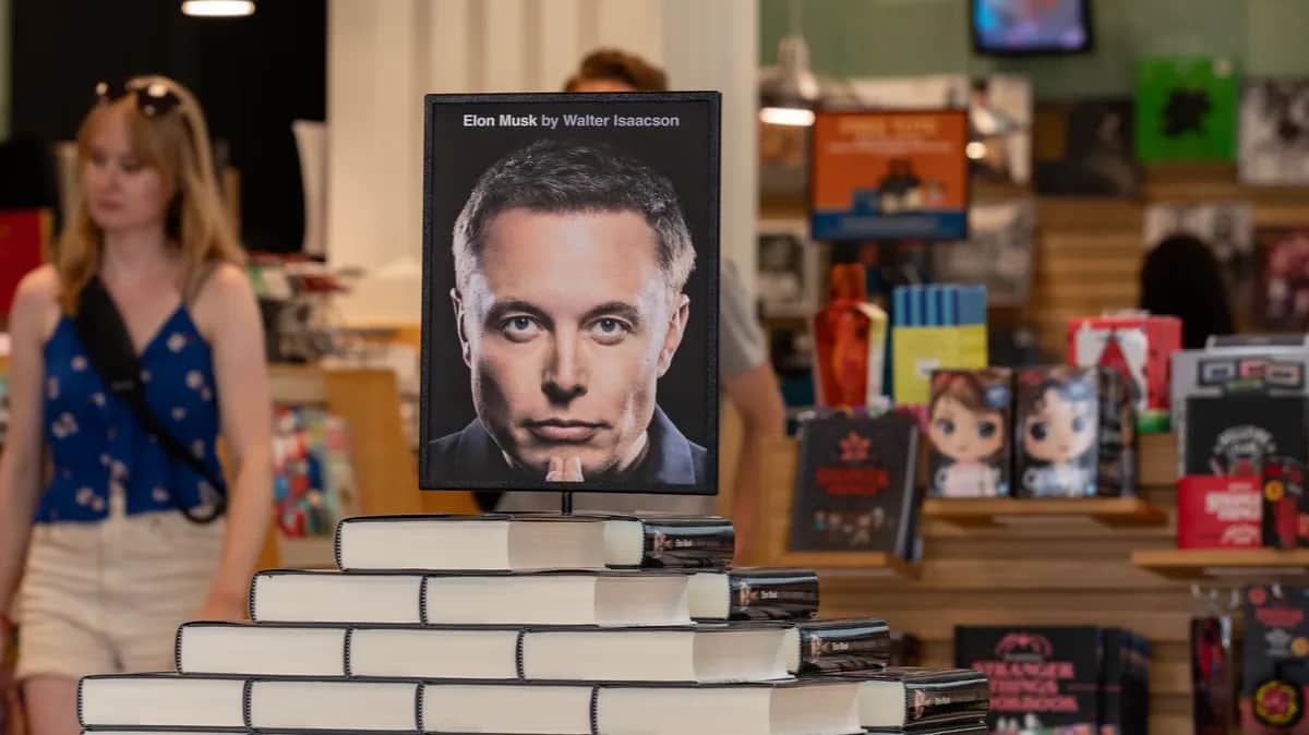 Стопка книг Уолтера Айзексона «Илон Маск» в магазине Barnes & Noble. Фото: EPA-EFE/ETIENNE LAURENT