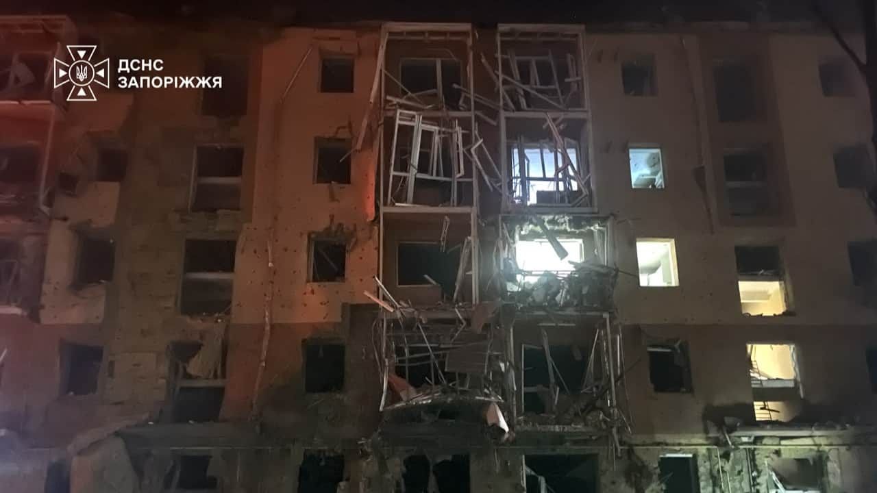 Последствия удара по Запорожью. Фото: ГСЧС