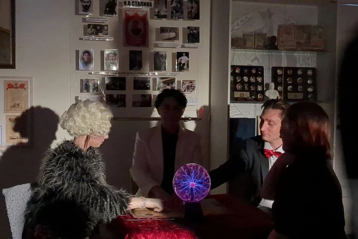 Séance at the Stalin Centre. Photo: <a href="https://vk.com/wall-61275353_3831358" rel="noopener noreferrer" title="https://vk.com/wall-61275353_3831358">Podslushano Barnaul</a>/ VK