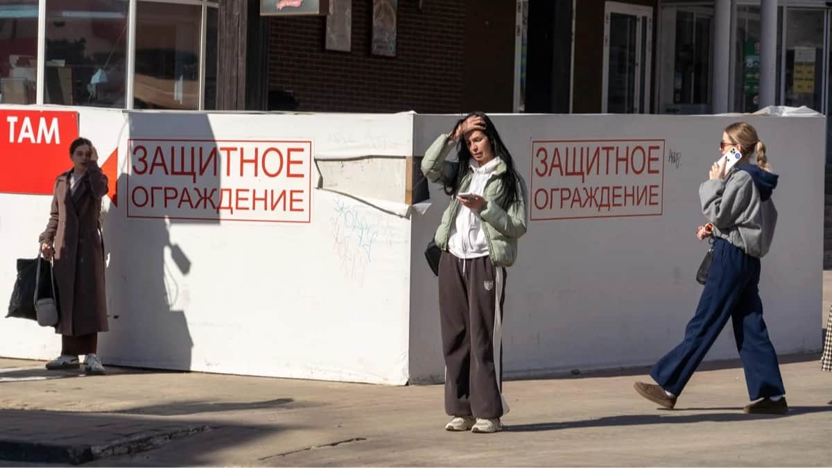 Прохожие у бетонного укрытия на улице Белгорода, 12 марта 2026 года. Фото: Андрей Бородулин / AFP / Scanpix / LETA