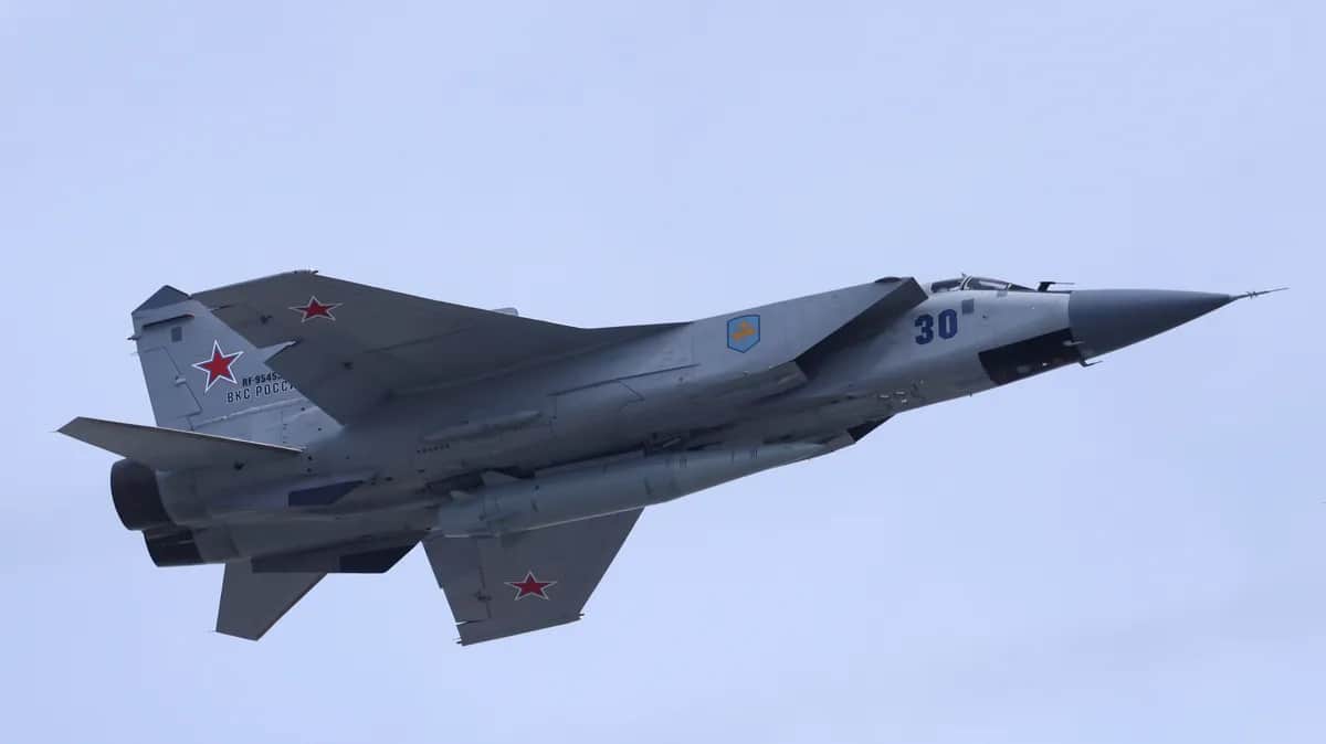 Российский истребитель МиГ-31, оснащенный гиперзвуковой ракетой «Кинжал». Фото: REUTERS