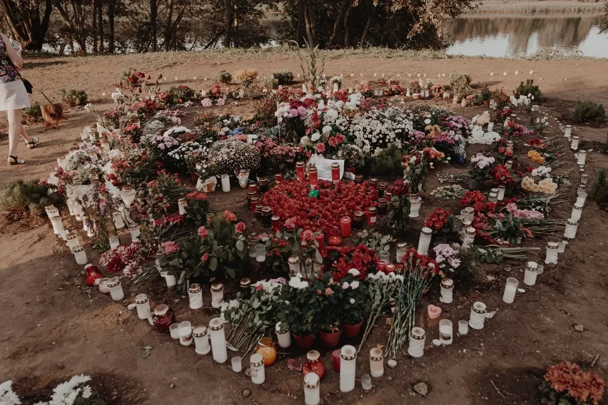 Improvised memorial where monument in Narva once stood. Photo: Vladislava Snurnikova, for Novaya Gazeta Europe