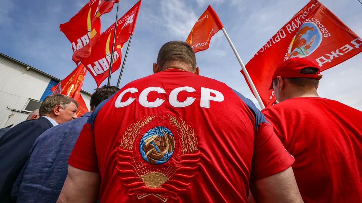 Russian Communist Party members attend a ceremony in Moscow for the dispatch of a humanitarian convoy to the frontline in Ukraine, 29 May 2025. Photo: EPA/SERGEI ILNITSKY