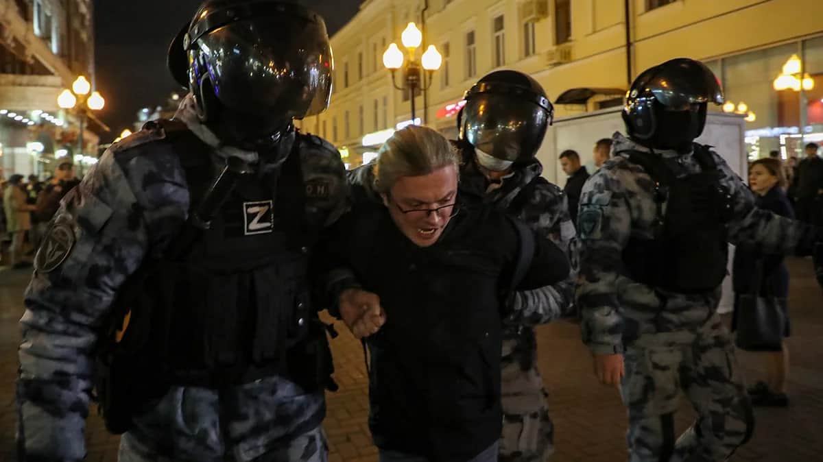 Полицейские задерживают участника акции протеста против мобилизации в Москве, 21 сентября 2022 года. Фото: Максим Шипенков / EPA-EFE
