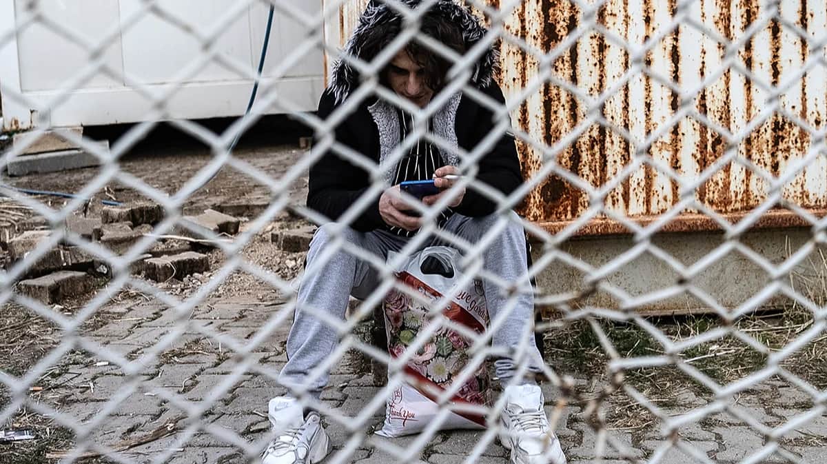 Мужчина, ожидающий разрешения въехать в Сирию из Турции на пограничном пункте Онкупинар на юге Турции, 12 декабря 2024. Фото: Kazim Kizil / EPA-EFE