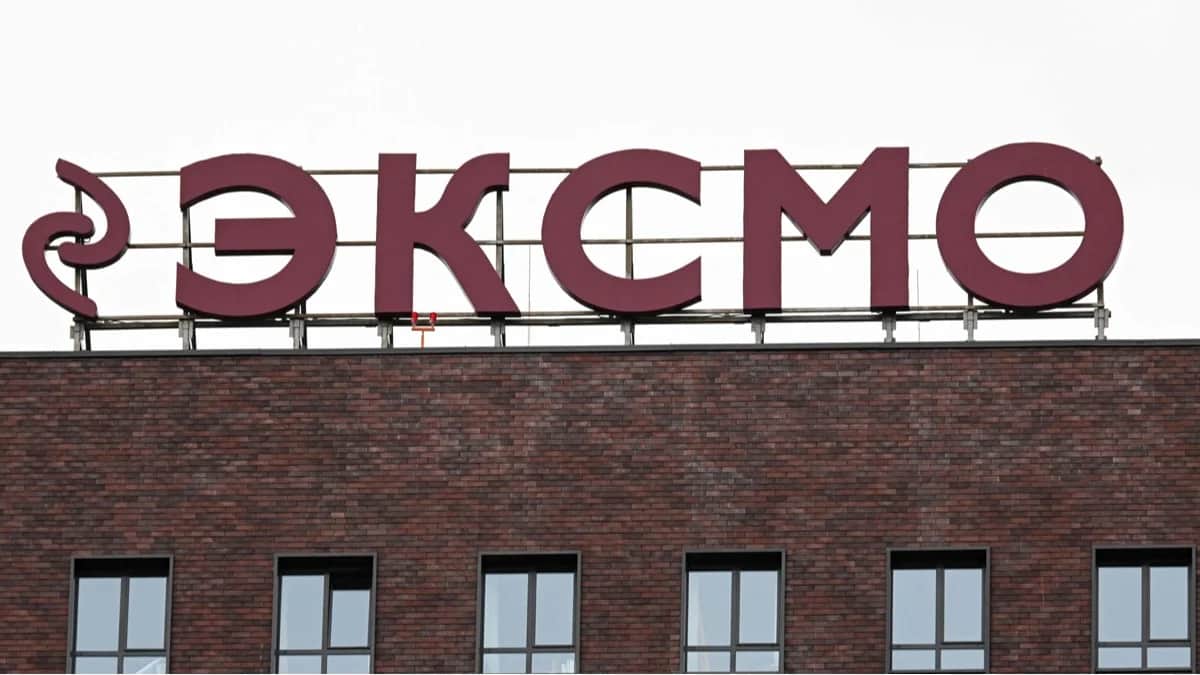 Логотип издательства «Эксмо» на здании центрального офиса в Москве, 21 апреля 2026 года. Фото: Игорь Иванко / AFP / Scanpix / LETA