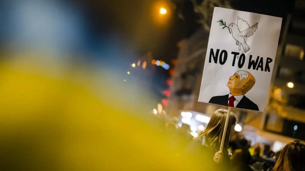 A woman holds a sign reading 'no to war' during a demonstration against the Russian invasion of Ukraine in Bern, Switzerland, 03 March 2022. Photo: EPA-EFE/MICHAEL BUHOLZER