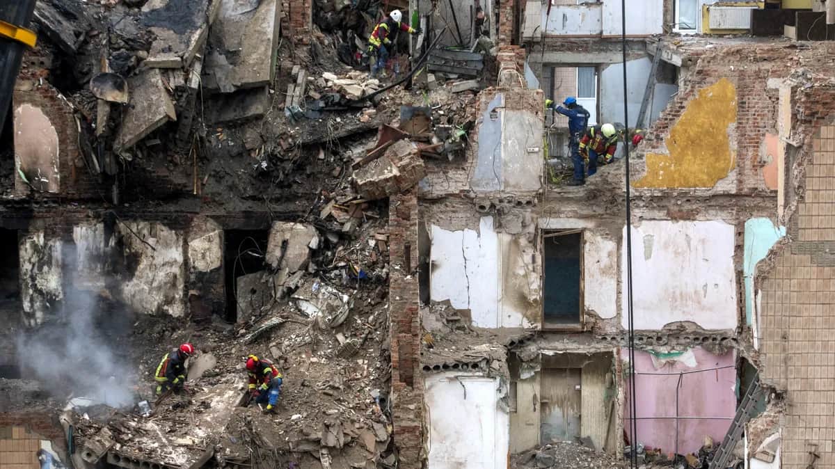 Rescuers continue to search for survivors following a Russian airstrike on a high-rise apartment block in the western Ukrainian city of Ternopil that killed 31 civilians, including six children, on 19 November 2025. Photo: EPA / Maxym Marusenko