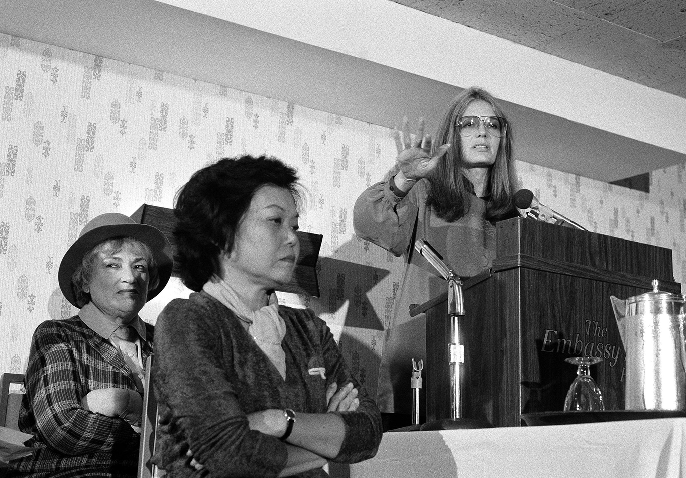 Члены Women USA Белла Абзуг (слева) и Пэтси Минк (в центре) рядом с Глорией Стайнем. Вашингтон, округ Колумбия, США. 21 ноября 1979 года. Фото: Harvey Georges / AP / Scanpix / LETA