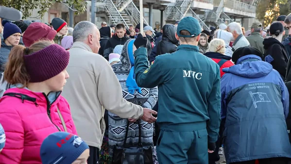 Kerson’s residents boarding a river boat during evacuation, 19 October 2022 Photo: EPA / KHERSON CITY ADMINISTRATION
