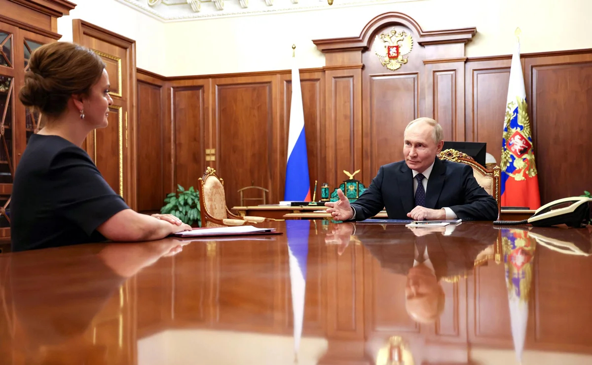Владимир Путин на встрече с Анной Цивилевой в Кремле, 1 июня 2024 года. Фото: <a data-sk="tooltip_parent" data-stringify-link="http://kremlin.ru/events/president/news/74199/photos/76613" href="http://kremlin.ru/events/president/news/74199/photos/76613" rel="noopener noreferrer" target="_blank">Kremlin</a>