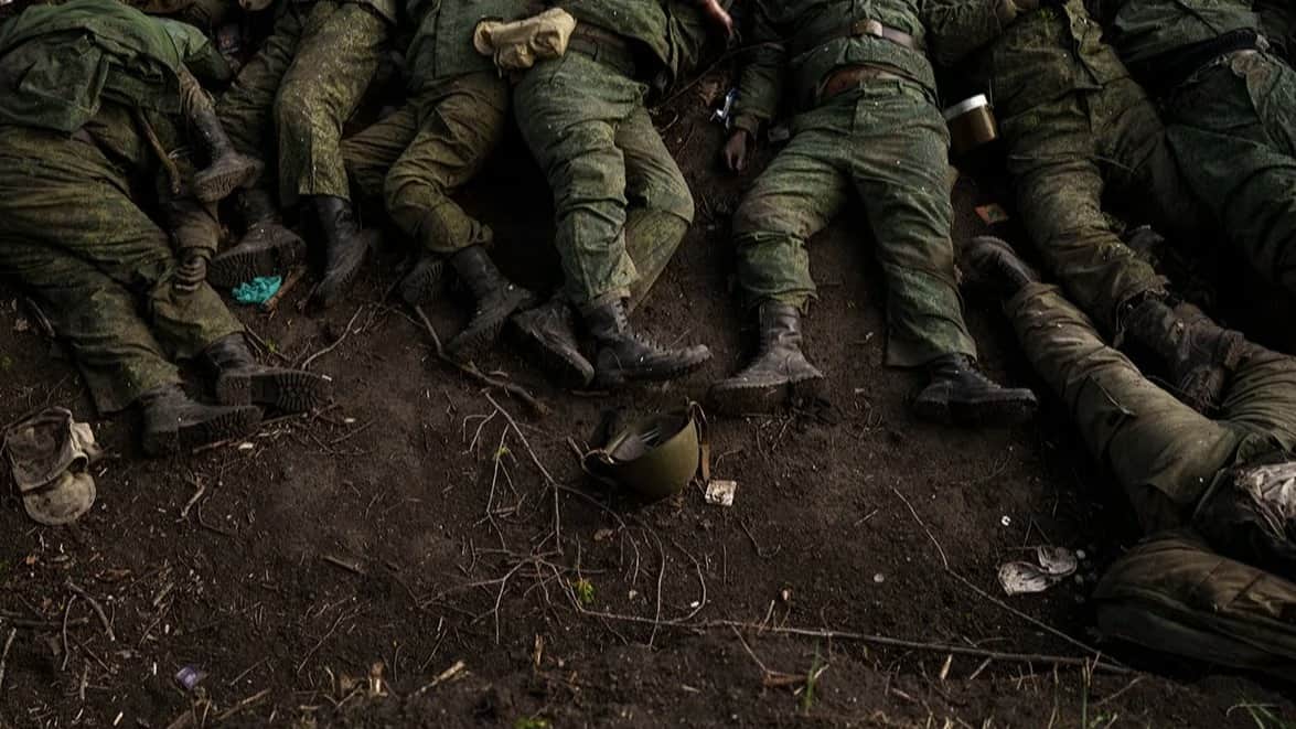 The bodies of 11 Russian soldiers lie on the ground in the Kharkiv region village of Vilkhivka, 9 March 2022. Photo: Felipe Dana / AP / Scanpix / LETA
