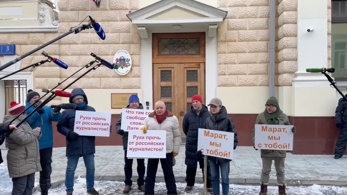 Дмитрий Киселев и Мария Бутина вышли на акцию протеста против задержания Марата Касема к посольству Латвии в Москве. Фото: скрин видео