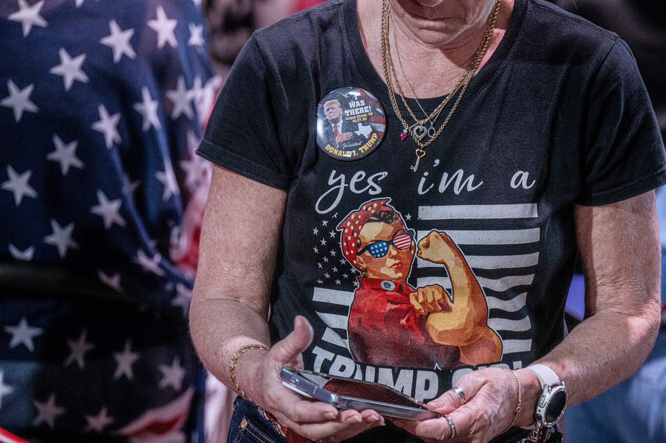 Участник предвыборного митинга в футболке в поддержку Дональда Трампа. Корпус-Кристи, штат Техас, США. 27 октября 2026 года. Фото: Laura Brett / EPA
