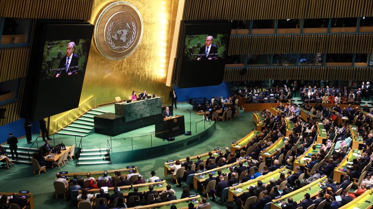 За полшага до банкротства