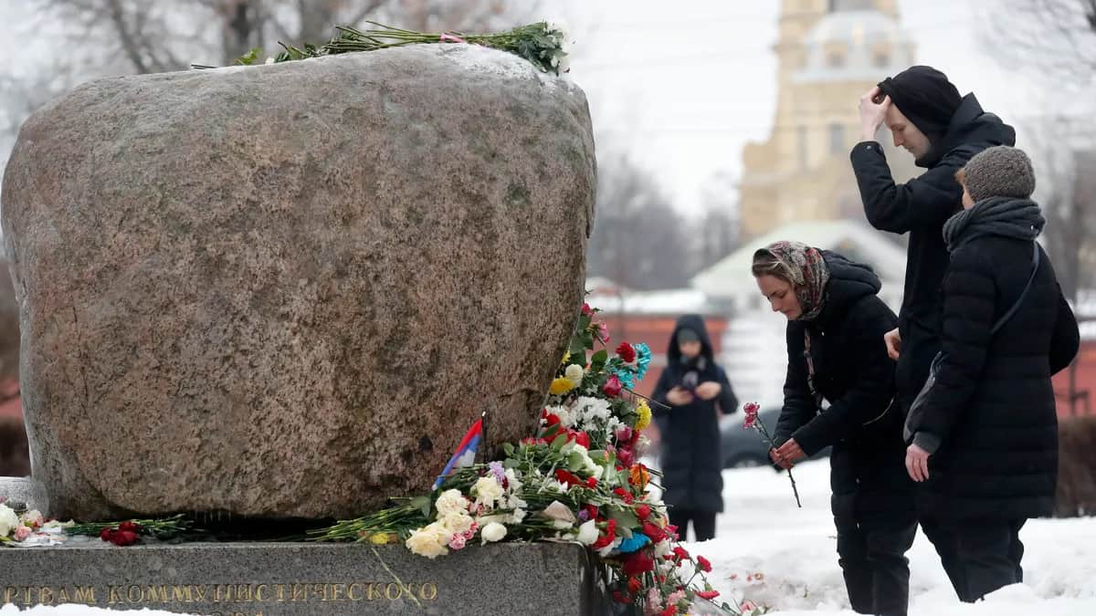 A vigil in St. Petersburg following the death of Alexey Navalny, 17 February 2024. Photo: EPA-EFE/ANATOLY MALTSEV