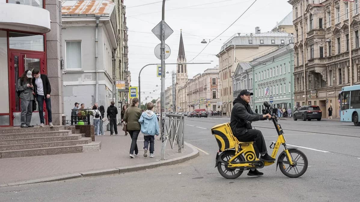 Courier service in St. Petersburg.