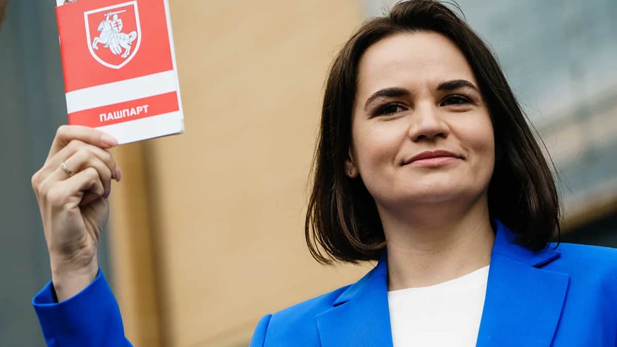Sviatlana Tsikhanouskaya holding up a version of the New Belarus passport gifted to her by an activist during a Solidarity with Belarus rally in Berlin. Photo: Clemens Bilan / EPA-EFE