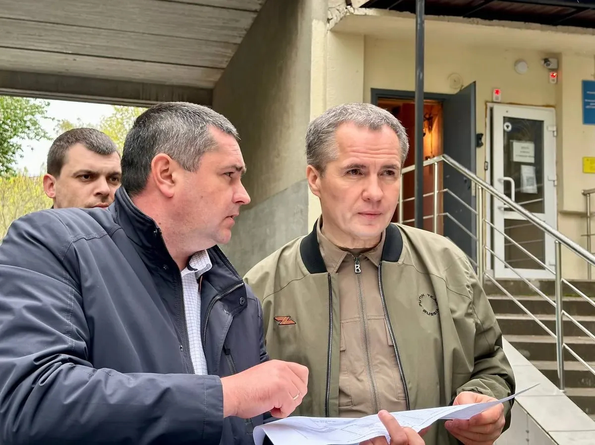 Вячеслав Гладков в брендовой рубашке Bogner на месте падения авиабомбы, 25 апреля 2023 года. Фото: <a data-sk="tooltip_parent" data-stringify-link="https://t.me/vvgladkov/2024?single" href="https://t.me/vvgladkov/2024?single" rel="noopener noreferrer" target="_blank">телеграм-канал губернатора Белгородской области</a>