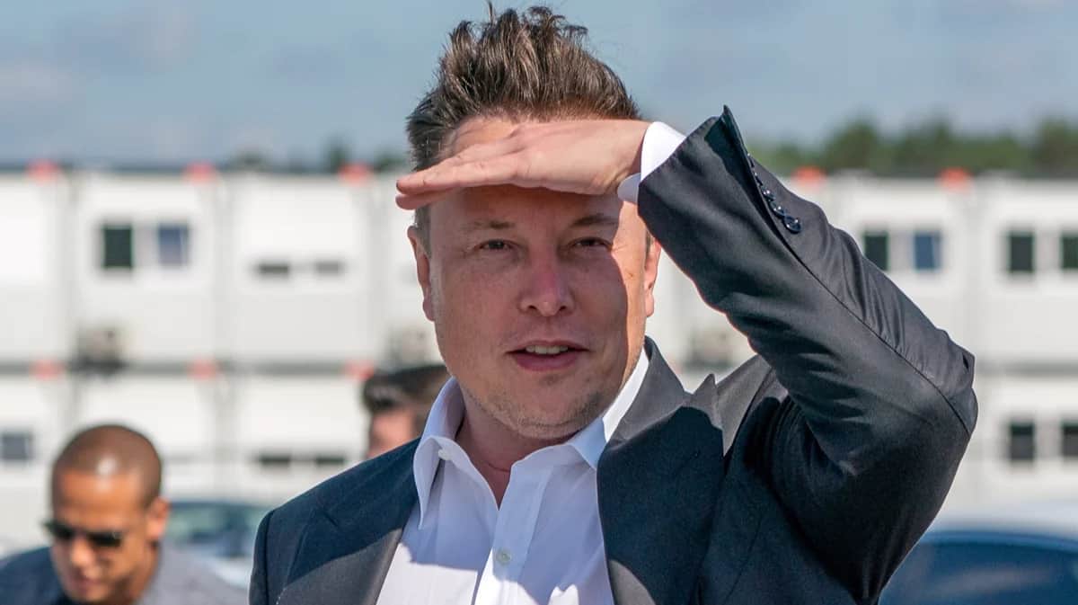 Илон Маск на строительной площадке завода Tesla под Берлином, 3 сентября 2020 года. Фото: Alexander Becher / EPA