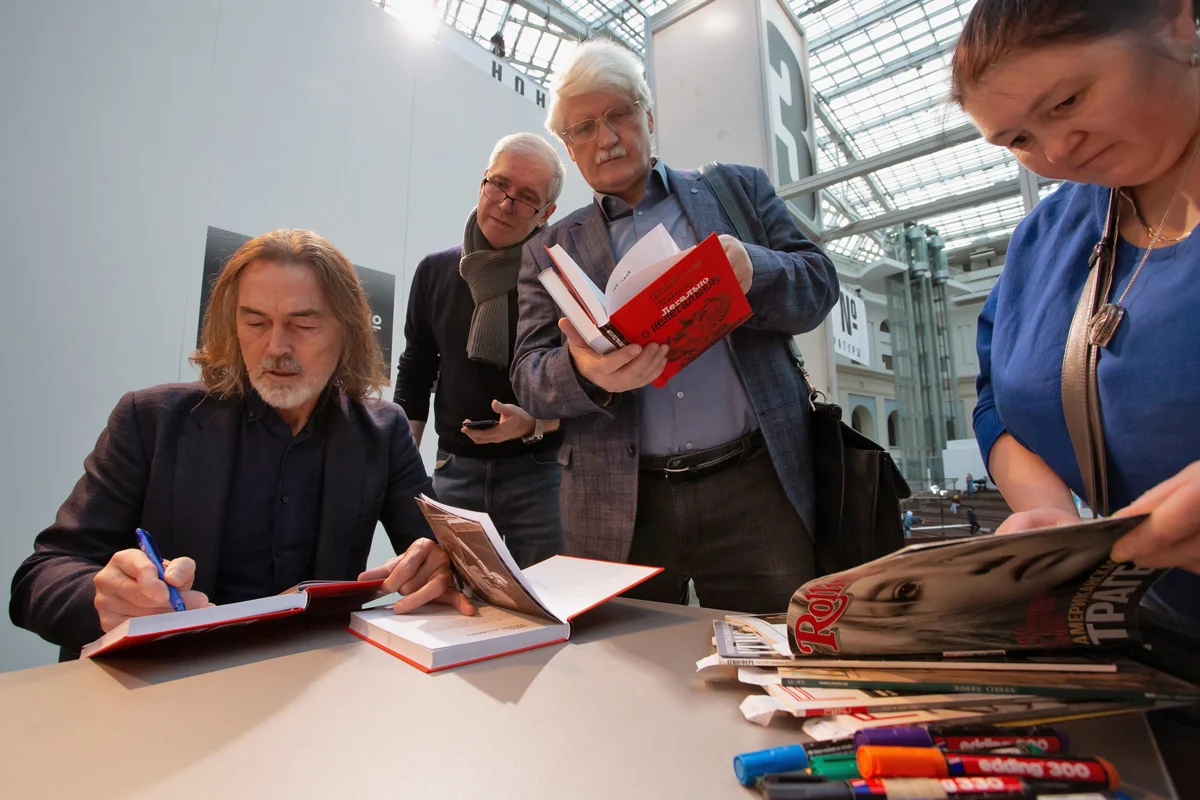 Никас Сафронов во время автограф-сессии на ярмарка литературы «Non/fiction №24» в Гостином дворе, Москва, 1 декабря 2022 года. Фото: Дмитрий Киселев / Коммерсантъ / Sipa USA / Vida Press