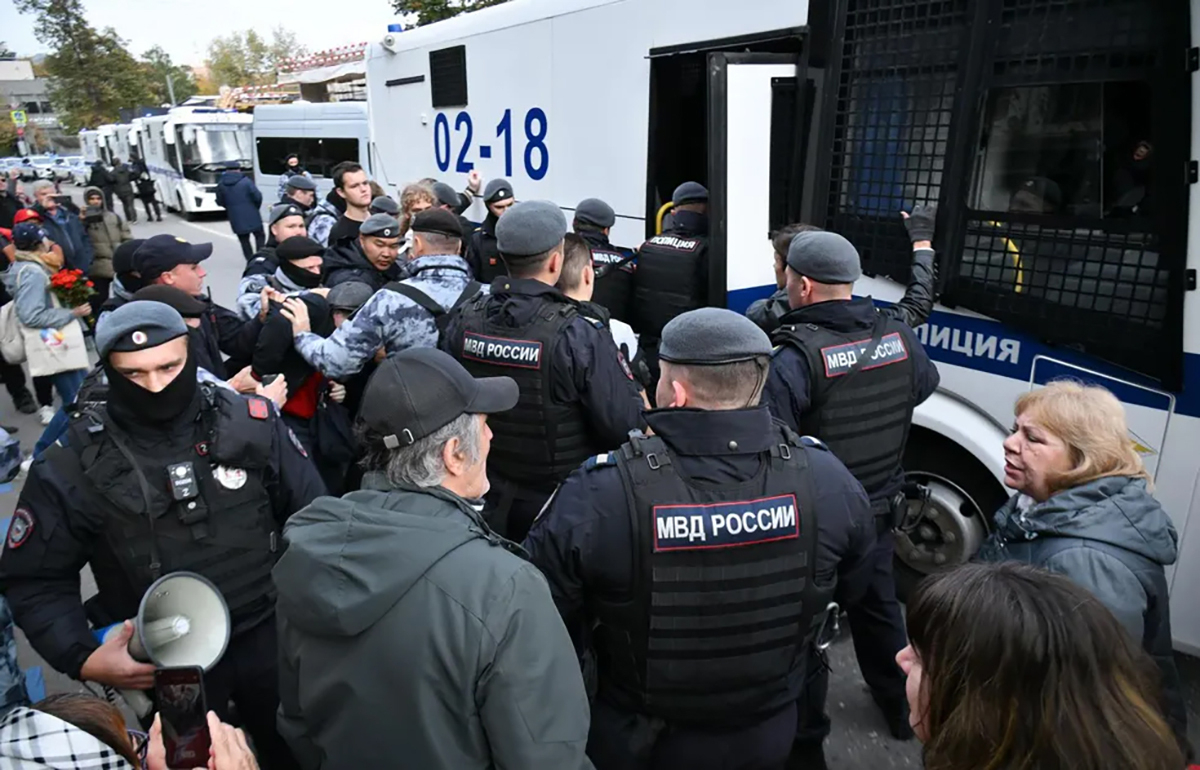 Задержания на согласованной акции КПРФ, приуроченной к годовщине расстрела Белого дома. Москва, Россия. 4 октября 2026 года. Фото: Telegram / КПРФ