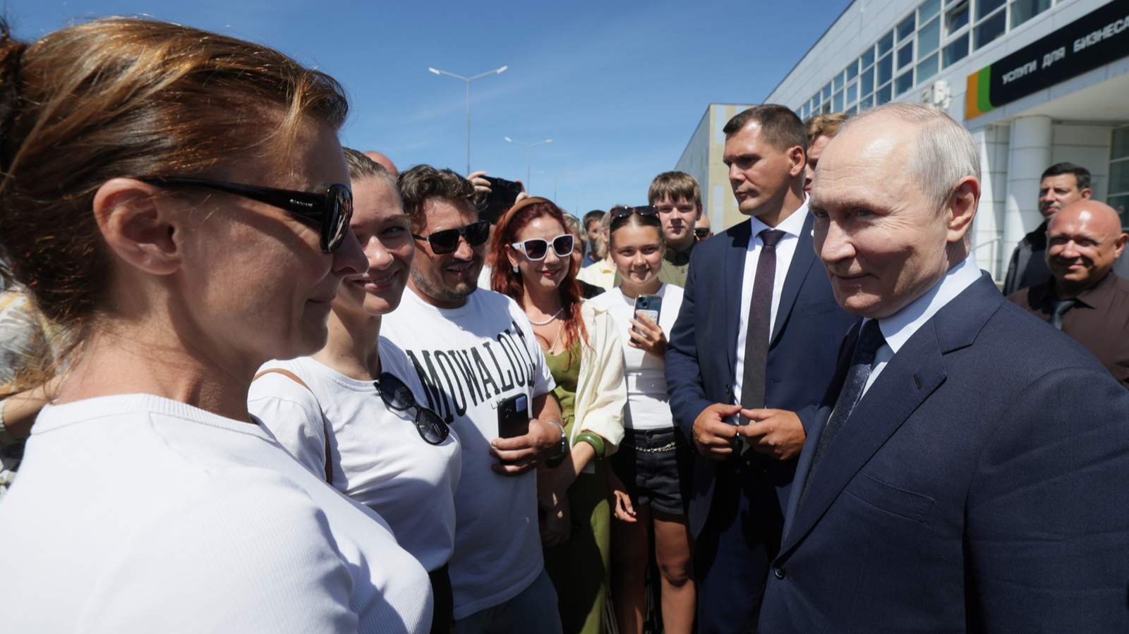 Владимир Путин встречается с местными жителями на острове Итуруп. Сахалинская область. 13 августа 2026 года. Фото: Гавриил Григоров / Sputnik / Kremlin / EPA