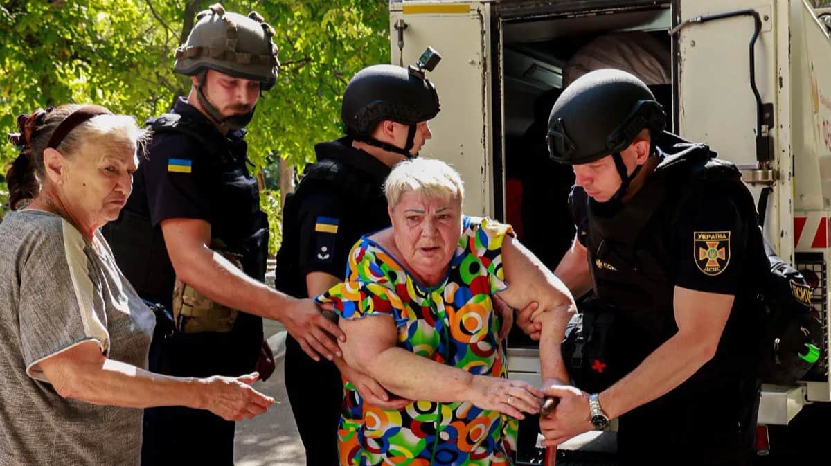 Спасатели эвакуируют жителей Херсона. Фото: Владислав Шевніцин /&nbsp;<a target="_blank" data-stringify-link="https://www.facebook.com/photo?fbid=1191134199721134&amp;set=a.293060042861892" data-sk="tooltip_parent" href="https://www.facebook.com/photo?fbid=1191134199721134&amp;set=a.293060042861892" rel="noopener noreferrer">ГСЧС Украины</a>