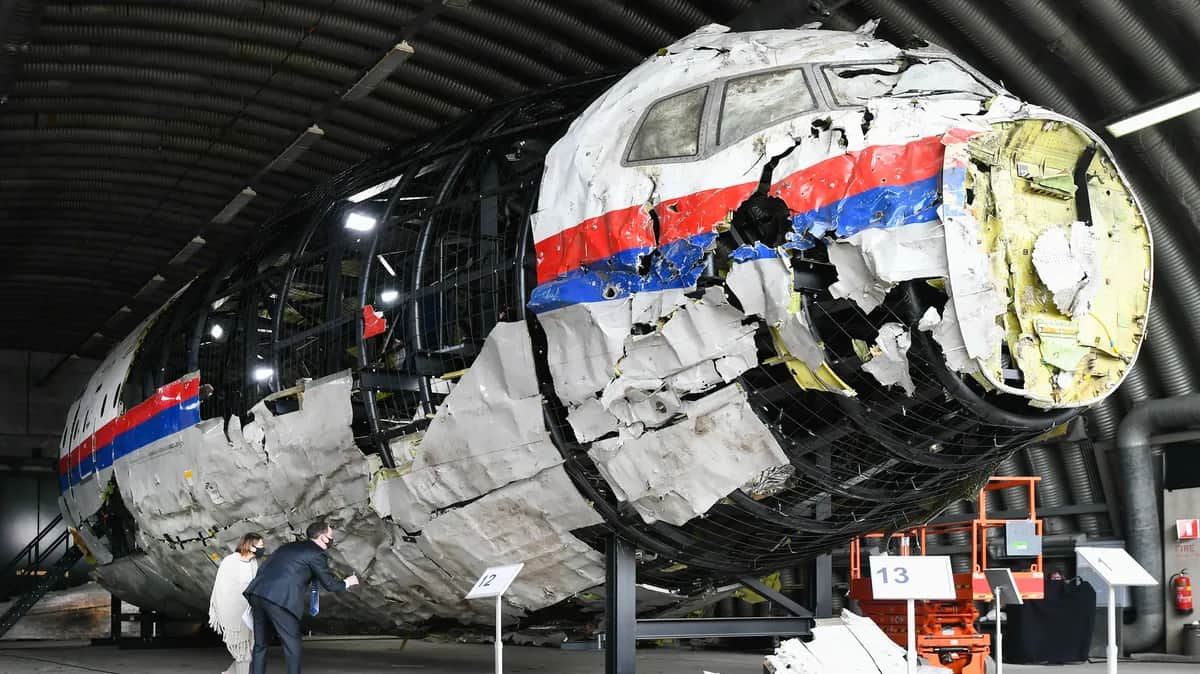 Судьи и адвокаты осматривают обломки рейса MH17 Malaysian Airlines. Фото: Piroschka van de Wouw/Getty Images