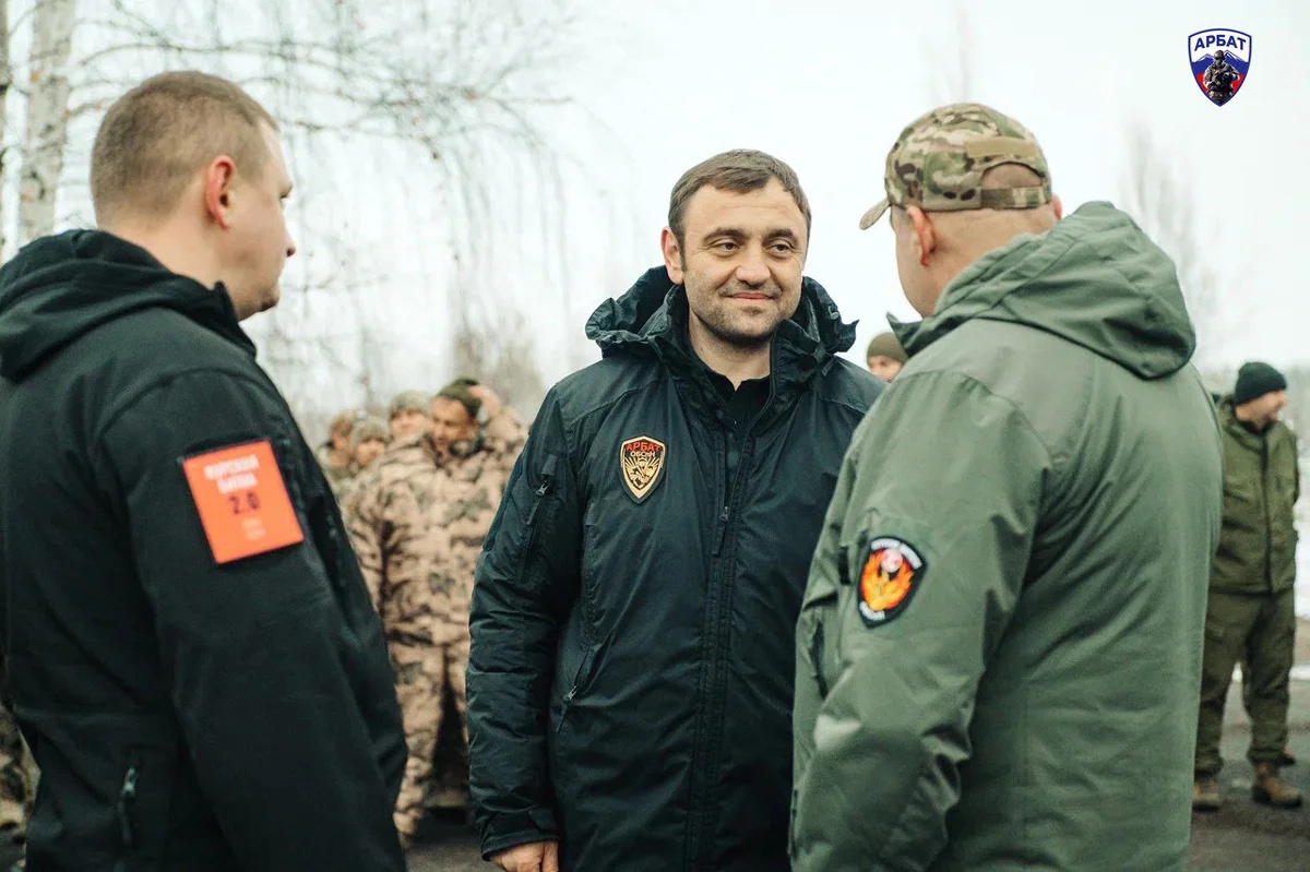 Армен Саркисян и бывший губернатор Курской области Алексей Смирнов, ноябрь 2024 года. Фото: «АрБат» / <a data-sk="tooltip_parent" data-stringify-link="https://t.me/Arbat_dobrocor/936" href="https://t.me/Arbat_dobrocor/936" rel="noopener noreferrer" target="_blank">Telegram</a>
