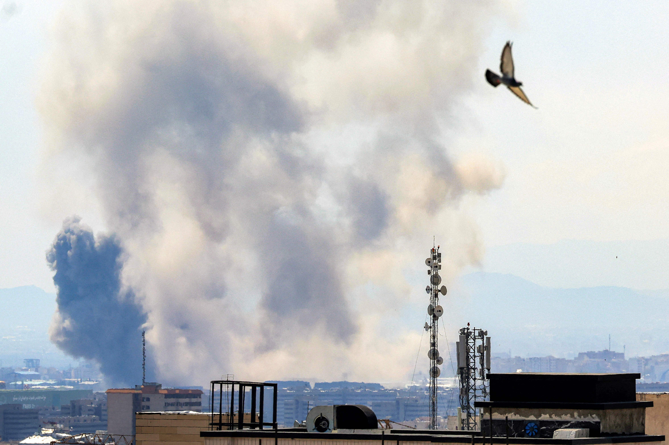 Дым после ударов по Тегерану, 7 апреля 2026 года. Фото: Atta Kenare / AFP / Scanpix / LETA