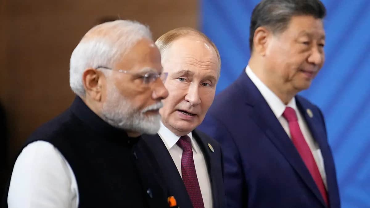 Indian Prime Minister Narendra Modi (L), Vladimir Putin (C) and Chinese President Xi Jinping (R) at the BRICS Summit in Kazan, Russia, 23 October 2024. Photo: EPA/ALEXANDER ZEMLIANICHENKO