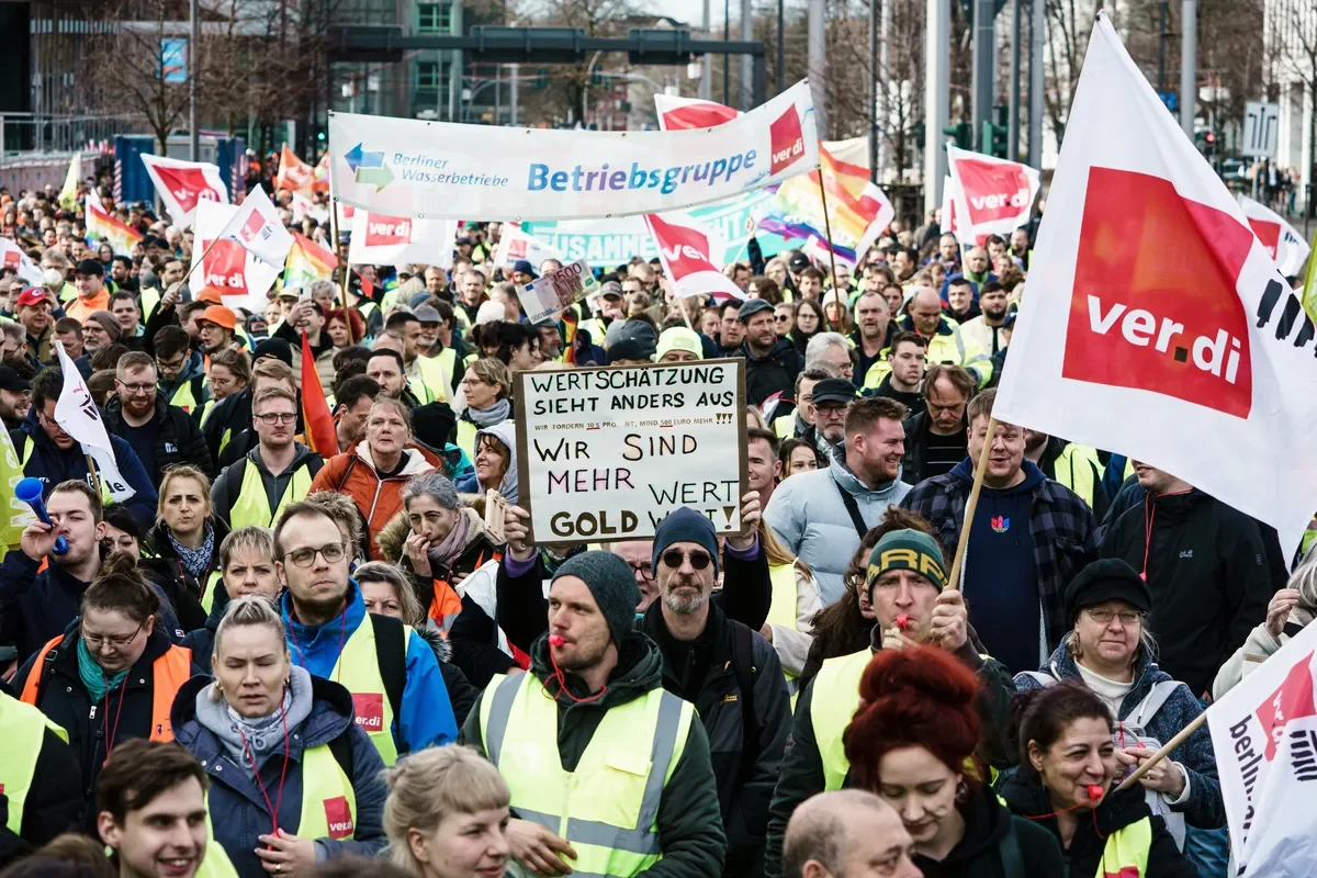 Protesters participate in a demonstration over a warning strike in Berlin, Germany, 23 March 2023. Photo: EPA-EFE/CLEMENS BILAN