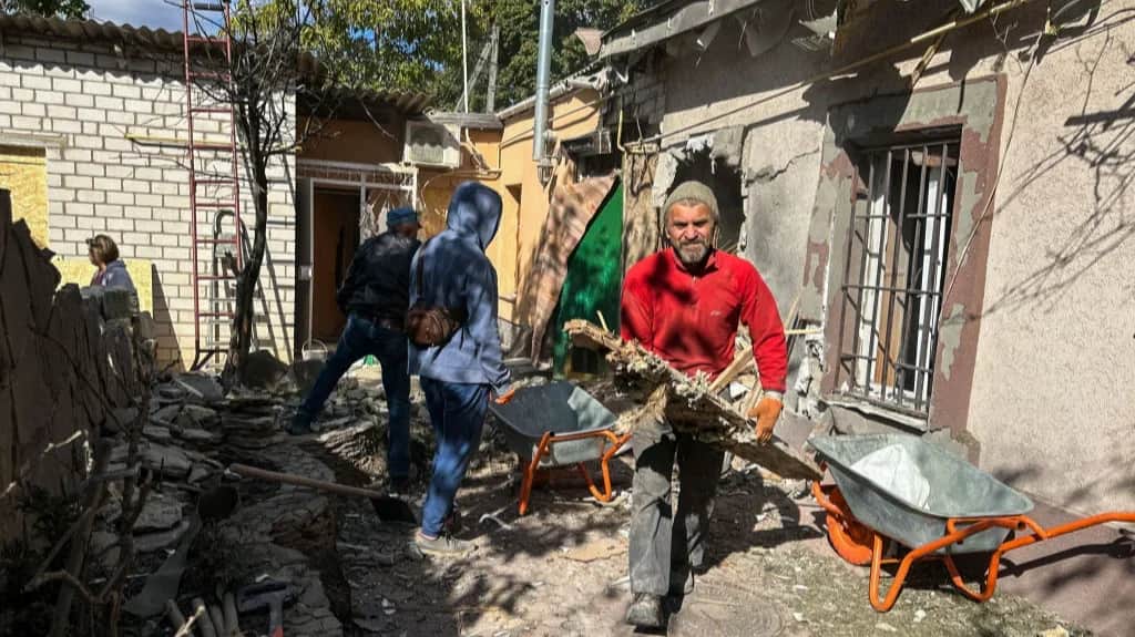 Kherson residents clearing rubble of a destroyed house, October 2023. Photo: Ihor Pedchenko / Suspilne Ukraine / JSC "UA:PBC" / Global Images Ukraine / Getty Images