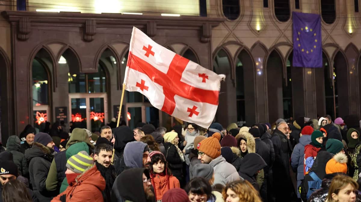 Антиправительственный митинг в центре Тбилиси, 17 декабря 2024 года. Фото: Giorgi Arjevanidze / AFP / Scanpix / LETA