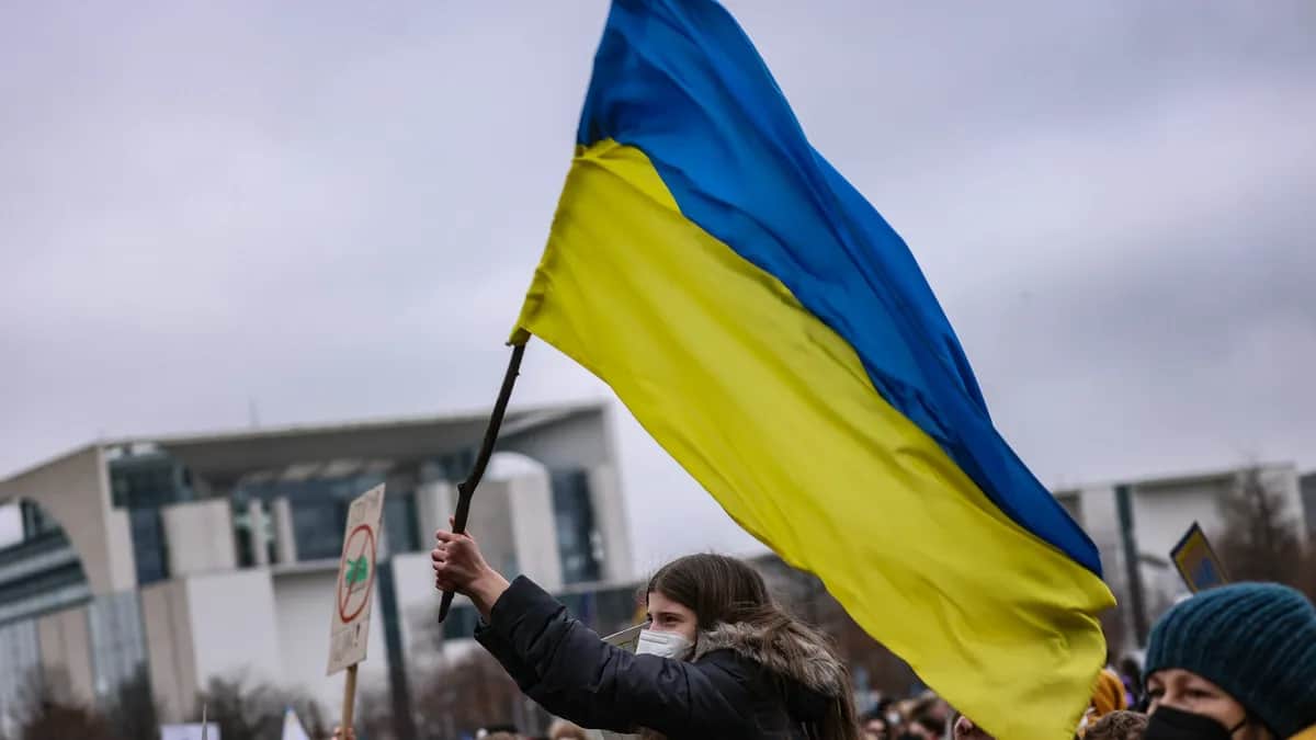 A protest against the Russian invasion of Ukraine in front of the Reichstag in Berlin, Germany, 3 March 2022. Photo: EPA-EFE / FILIP SINGER
