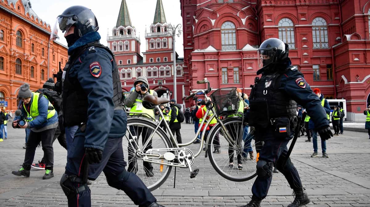 Сотрудники полиции уносят велосипед задержанного во время акции протеста против вторжения России в Украину, Москва, 13 марта 2022 года. Фото: AFP / Scanpix / LETA